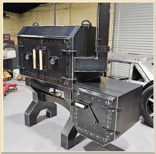 BBQ Smoker Emperor with smoked meat
