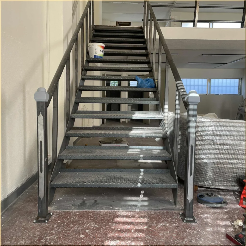 Κάθετα κολωνάκια σε χειροποίητη σκάλα καταστήματος